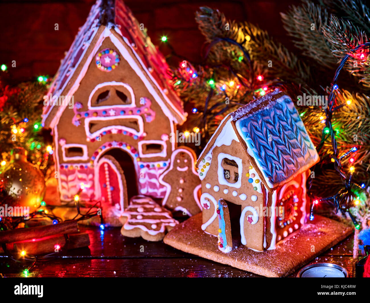 Lebkuchen Häuser mit christmas garland. Stockfoto