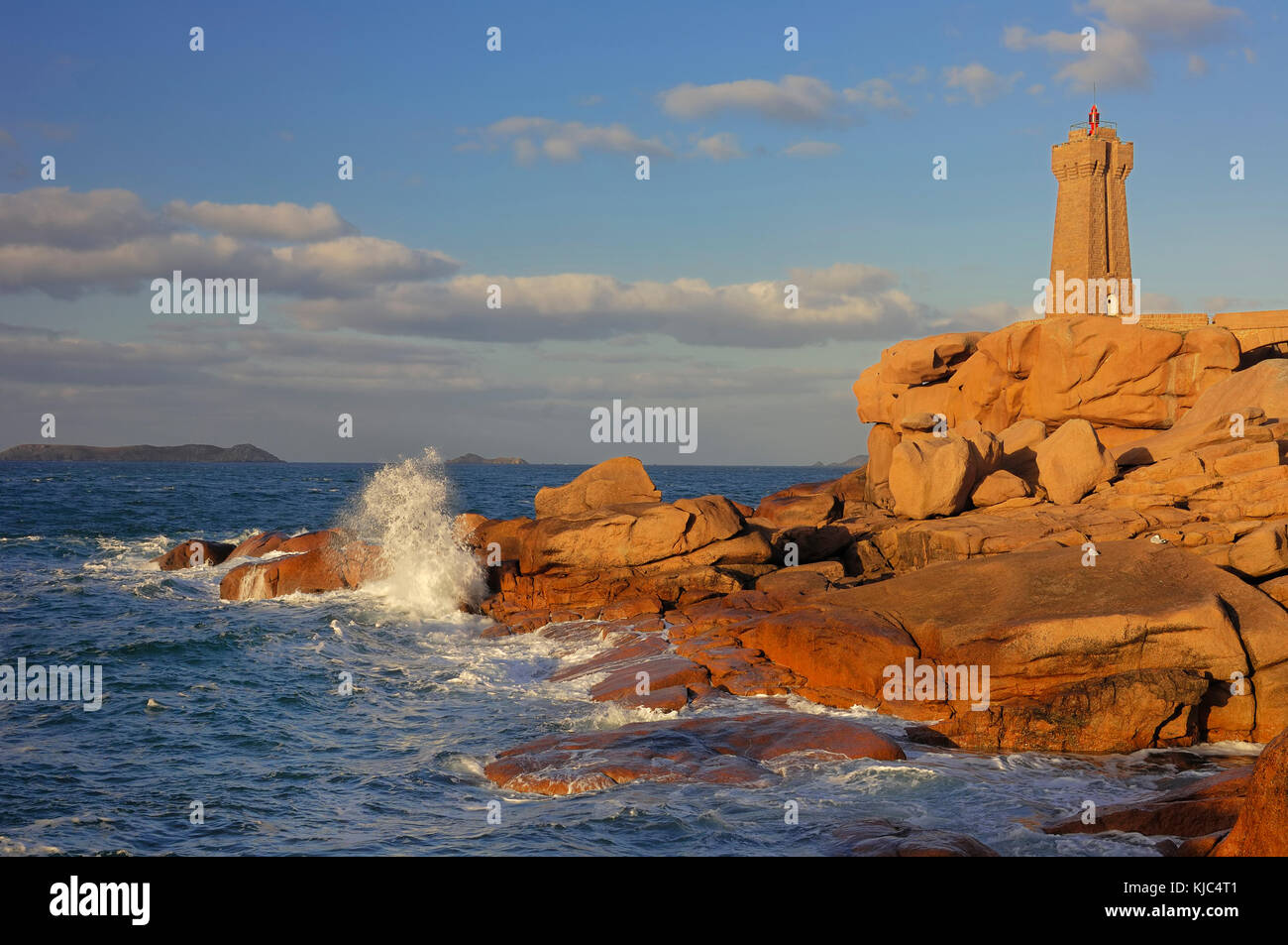 Felsenküste und Leuchtturm Ploumanach in Ploumanac'h, Rosa Granitküste am Atlantik in Cotes d'Armor in der Bretagne, Frankreich Stockfoto