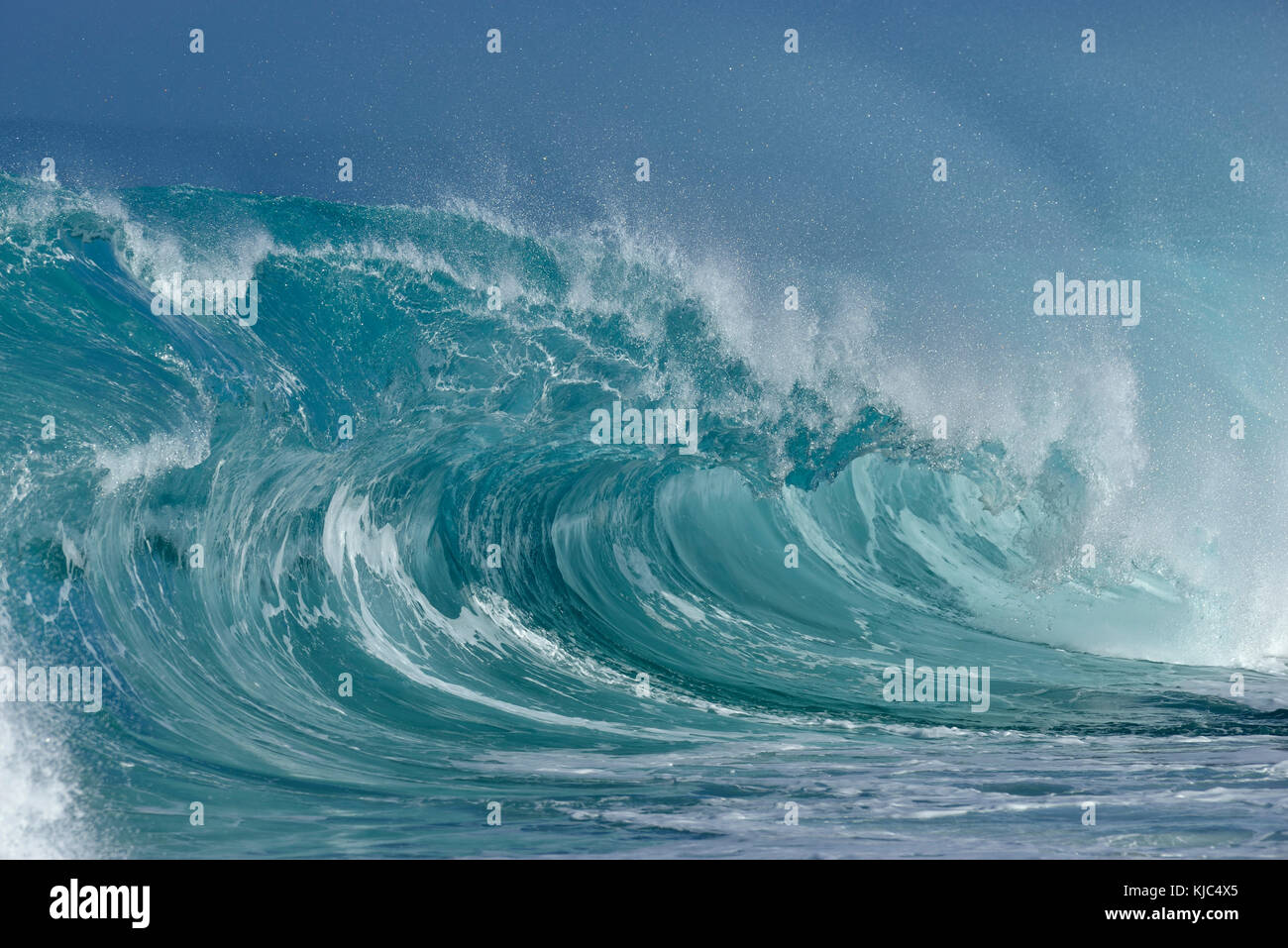 Große dramatische Welle im Pazifischen Ozean bei Oahu, Hawaii, USA Stockfoto