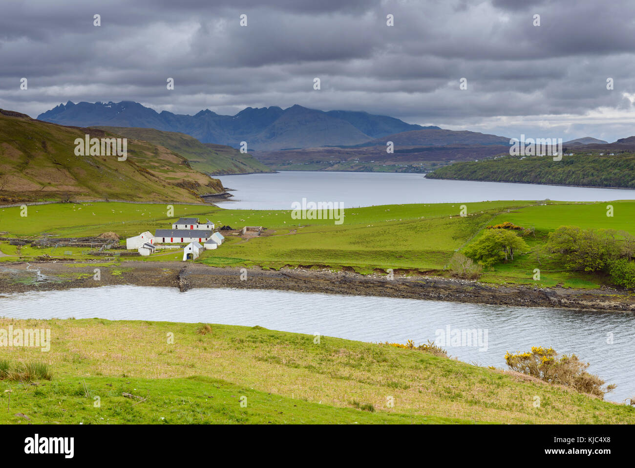 Schottische Küste mit Bauernhof im Dorf Dunvegan auf der Isle of Skye in Schottland, Großbritannien Stockfoto