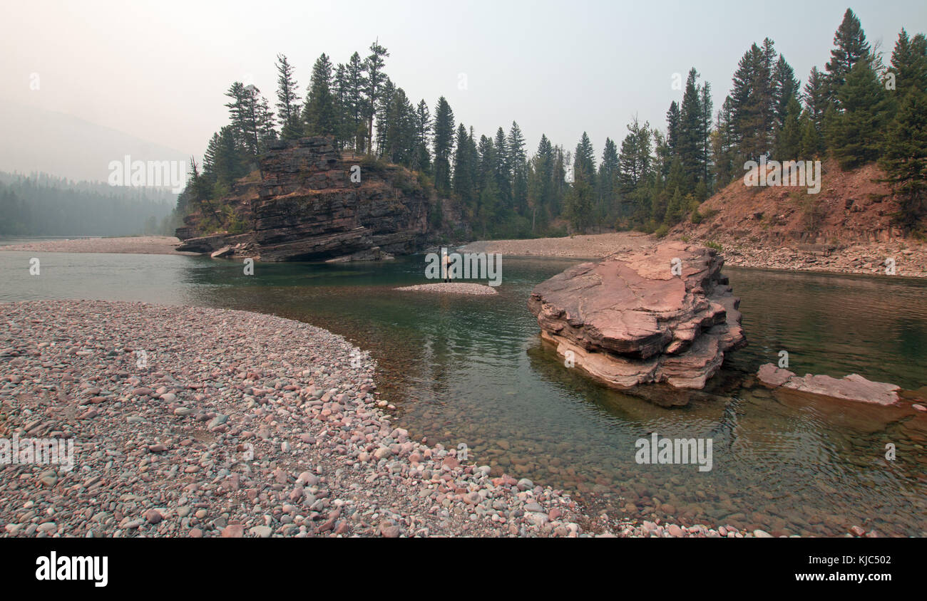 Fliegenfischen an der Mündung der Flachkopf- und spotted bear Flüsse in der Bob Marshall Wilderness Area im Jahr 2017 fallen Brände in Montana, Usa Stockfoto