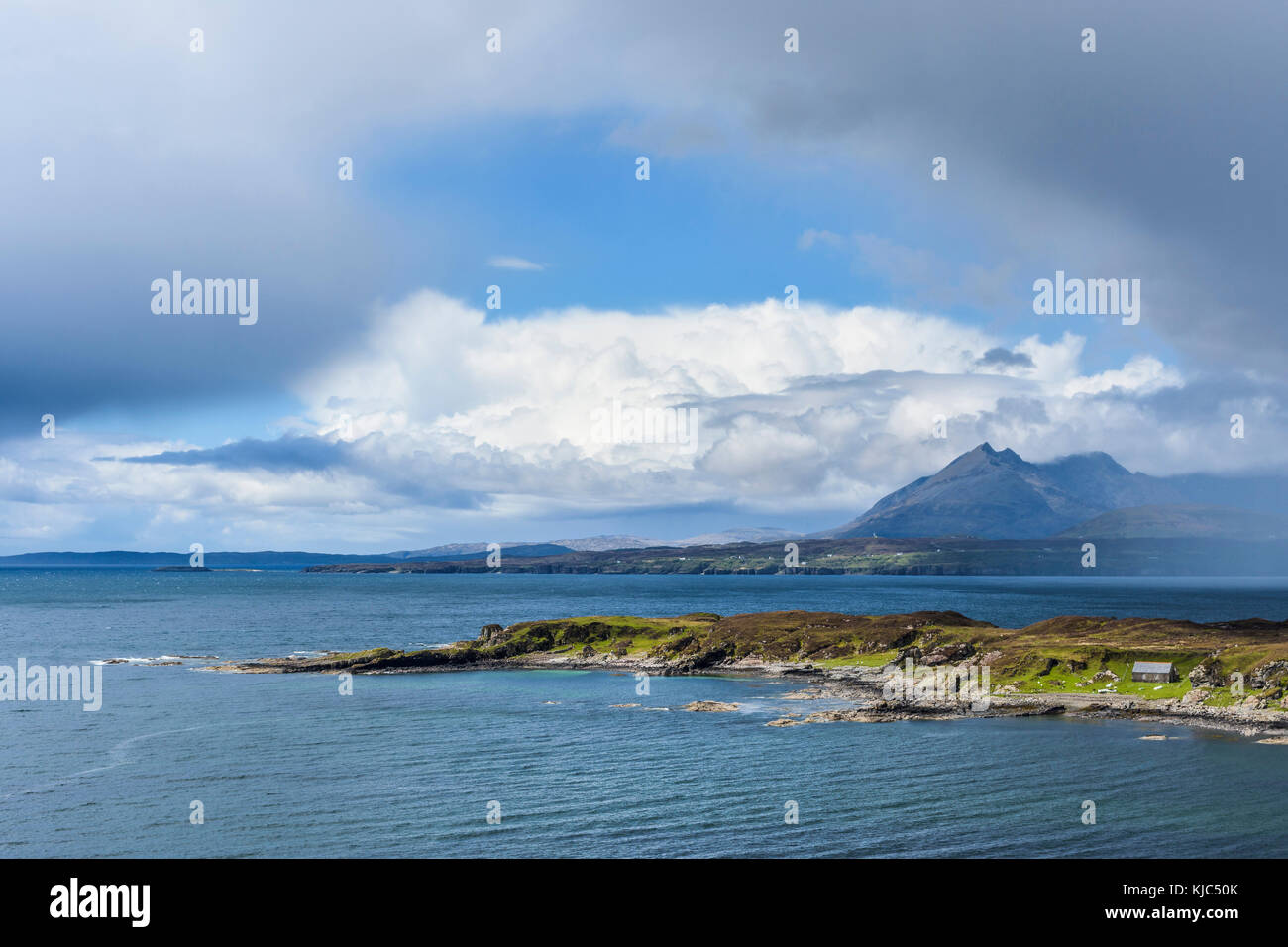Schottische Küste mit dramatischen Wolkenformationen auf der Isle of Skye in Schottland, Vereinigtes Königreich Stockfoto