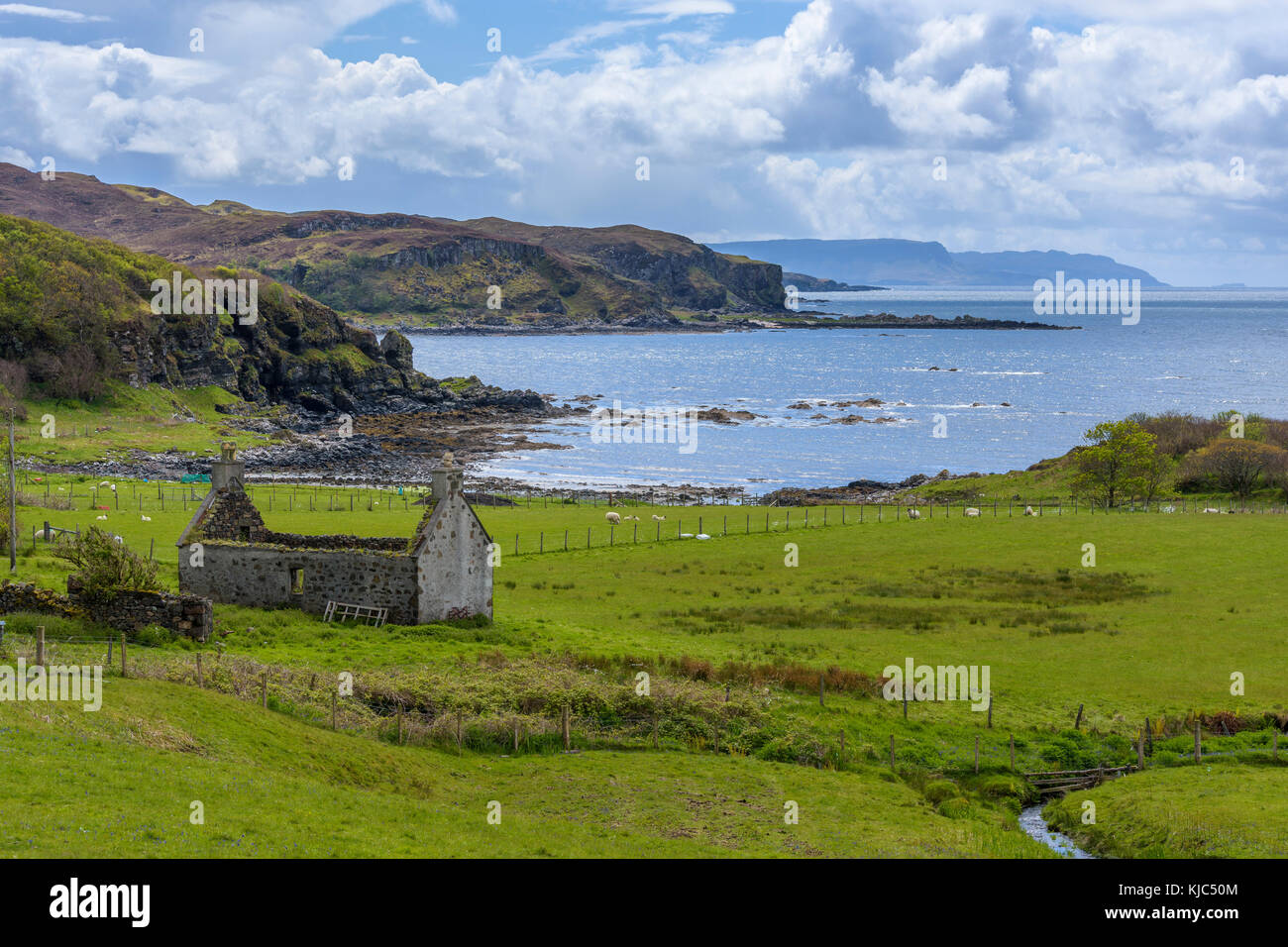 Überreste eines Steinhauses in Grasfeld entlang der Küste auf der Isle of Skye in Schottland, Vereinigtes Königreich Stockfoto