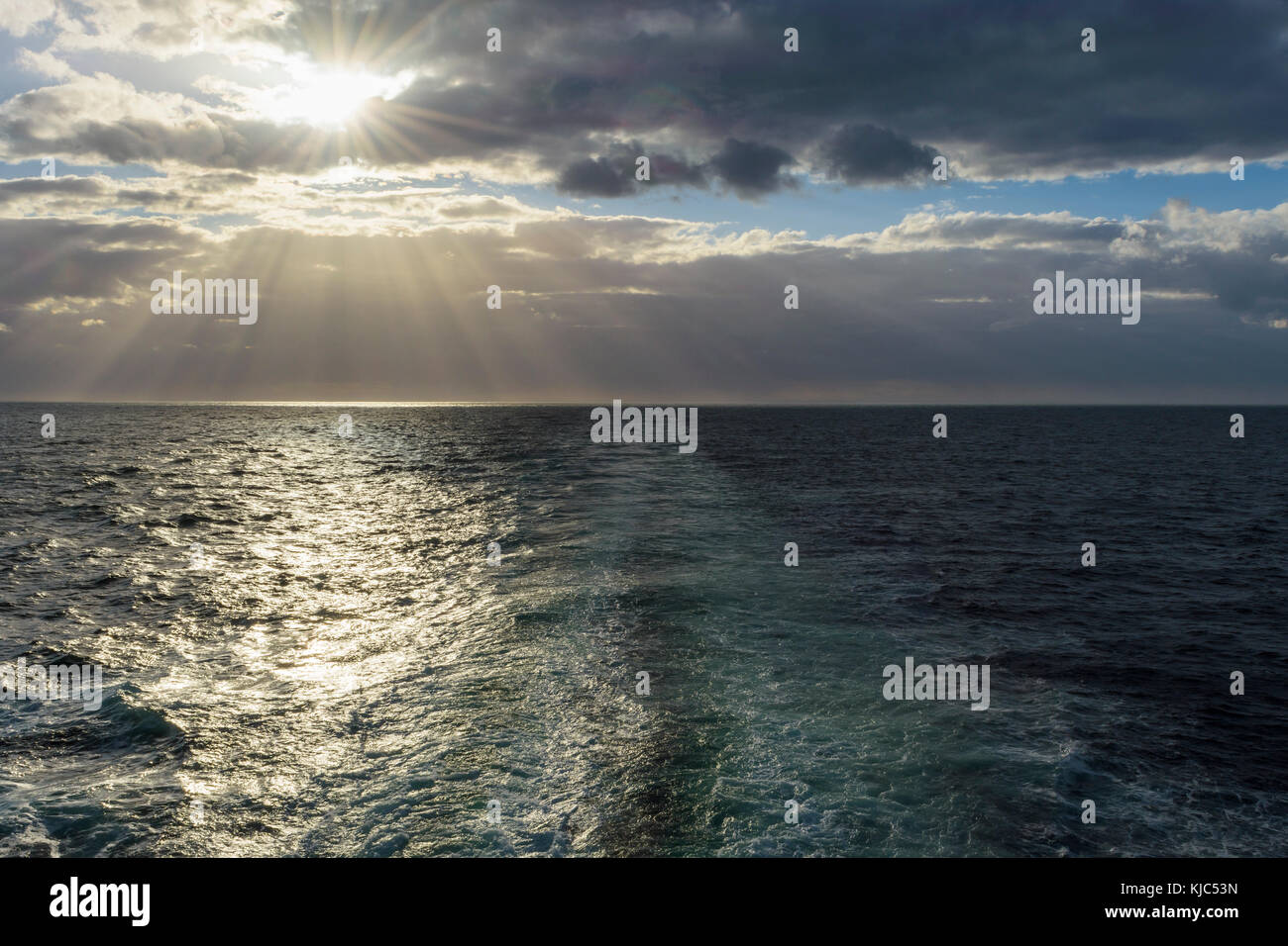 Schiffswache mit Sonne, die durch die Wolken über der Nordsee scheint, Großbritannien Stockfoto