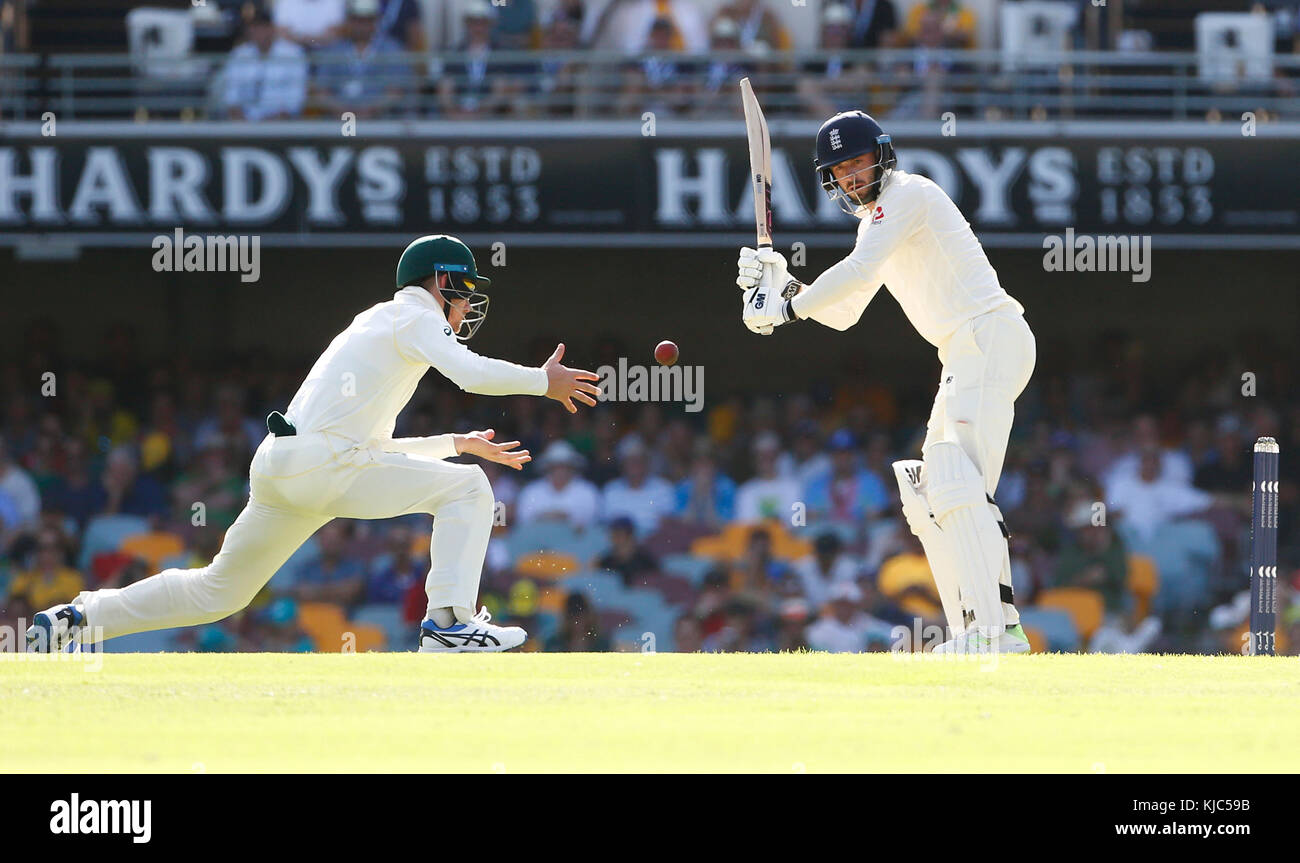 Der englische James Vince VERSUCHT, AM ersten Tag des Ashes Test-Spiels in Gabba, Brisbane, EINEN SCHUSS AN CAMERON Bancroft vorbei zu schießen. Stockfoto