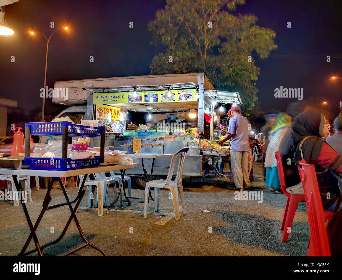 Johor Bahru, Malaysia - 15. Oktober 2017: Straßenhändler vorbereiten Bestellungen für die Kunden an Bandar Baru Uda Food Trucks Basar, Johor, Malaysia. Stockfoto