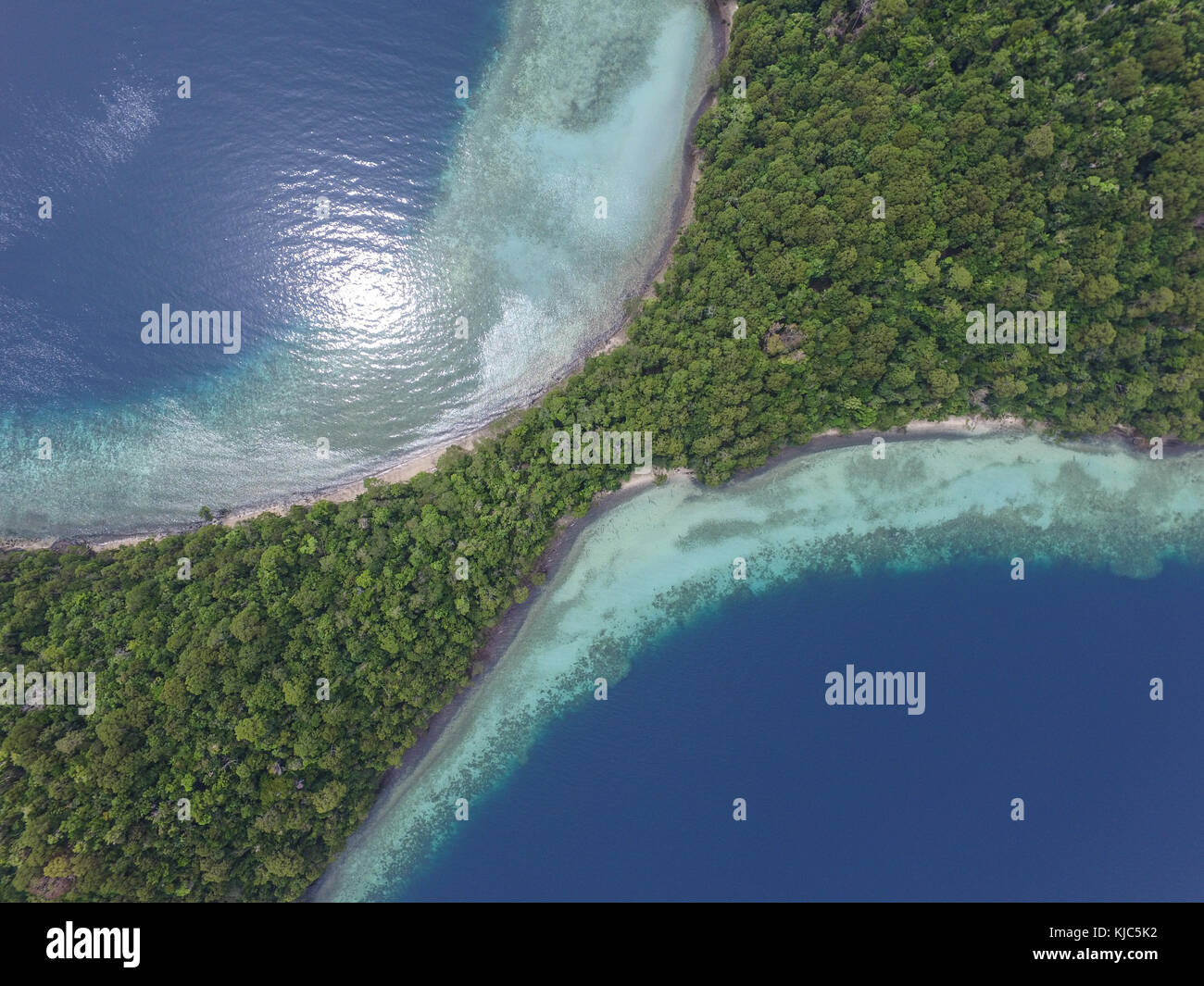 Die Blaue Insel Bulupoloe im Golf von Knochen South Sulawesi, Indonesien. Diese Insel ist ein beliebtes Reiseziel in Luwu Timur Regency. Stockfoto