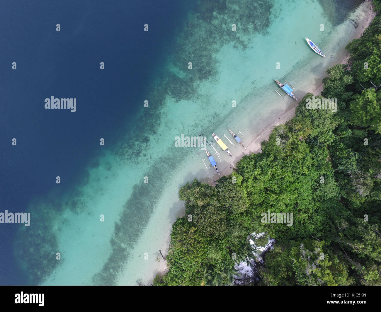 Die Blaue Insel Bulupoloe im Golf von Knochen South Sulawesi, Indonesien. Diese Insel ist ein beliebtes Reiseziel in Luwu Timur Regency. Stockfoto