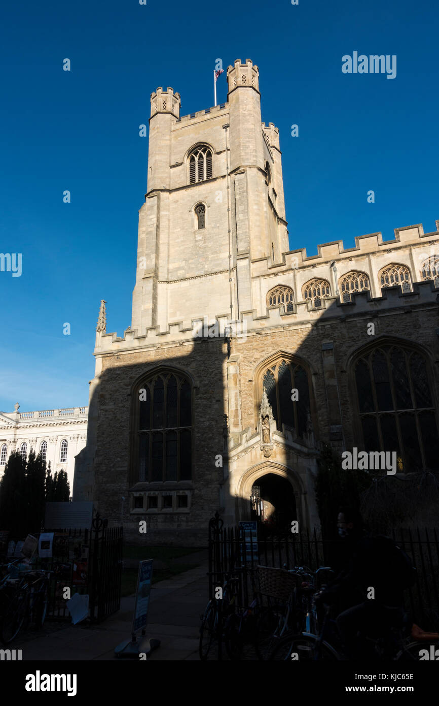 Große St Marys Kirche im Schatten Cambridge City Centre Stockfoto