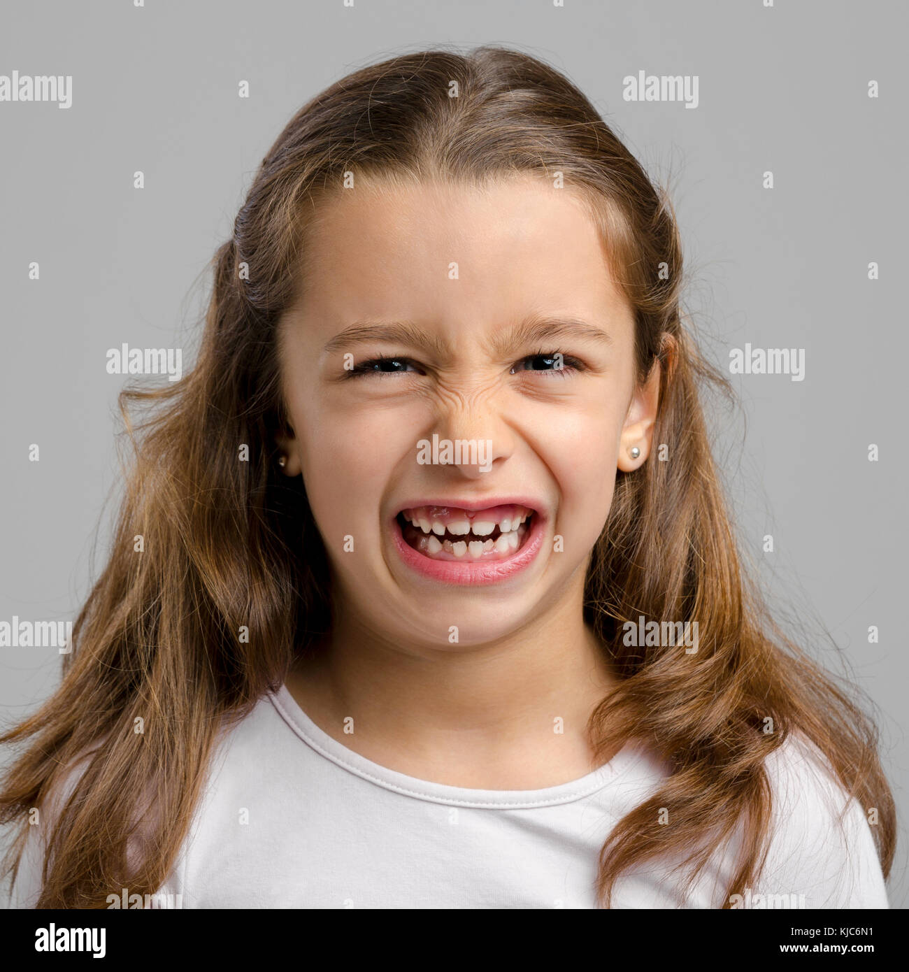 Porträt eines kleinen Mädchens mit einem lustigen Ausdruck Stockfoto