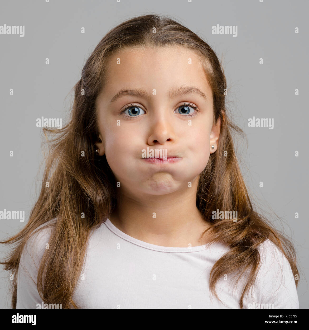 Porträt eines kleinen Mädchens mit einem lustigen Ausdruck Stockfoto