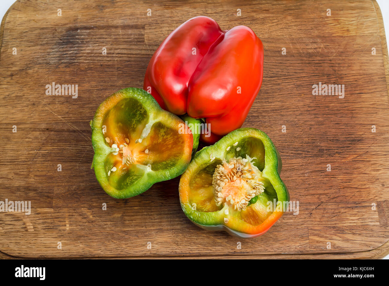 Zwei geschnitten Paprika auf einem Holzbrett Stockfoto
