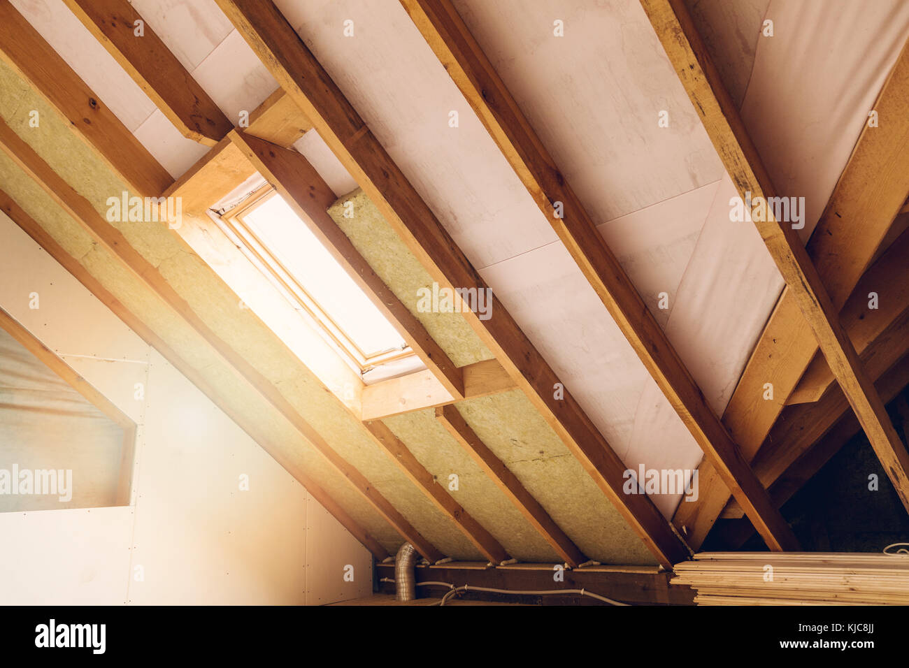 Haus im Bau im Dachgeschoss Mansarde wand Isolierung mit Steinwolle Stockfoto