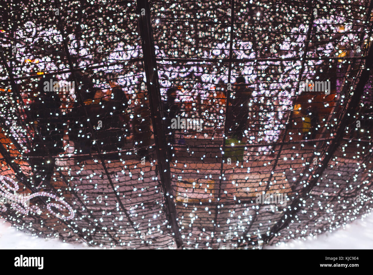 Weihnachtsschmuck in der Nacht Stockfoto