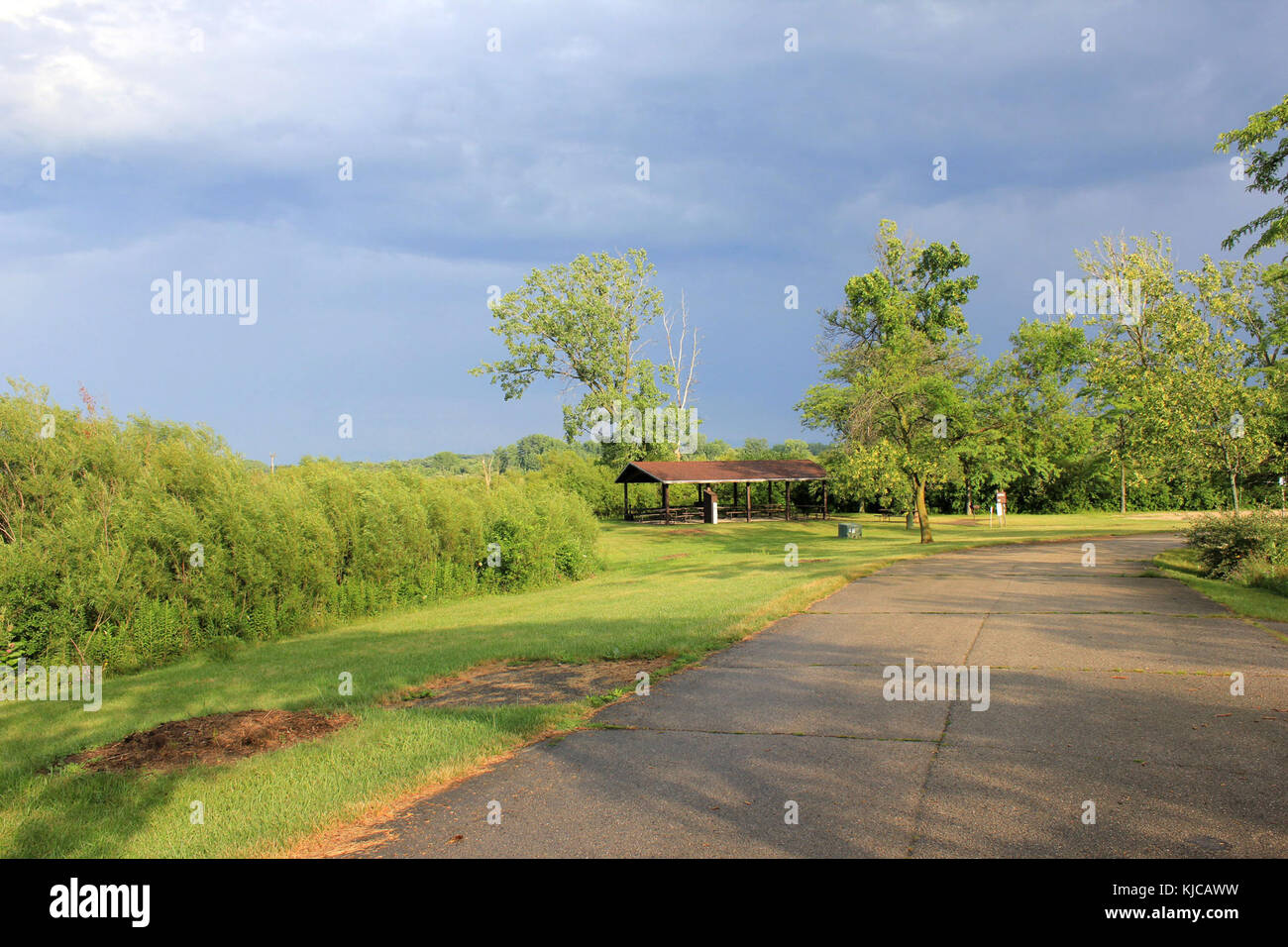 Gfp Wisconsin Richard bong State Recreation Area Sturmwolken über Straße Stockfoto