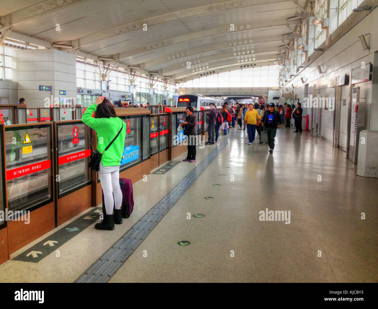 Ein Verweis auf die U-Bahn Peking, möglicherweise ein Projekt oder eine Dokumentation, die die Entwurfs- oder Betriebsaspekte des Systems umfasst. Es handelt sich wahrscheinlich um Infrastruktur, städtische Verkehrsmittel oder öffentliche Verkehrsmittel in China. Stockfoto