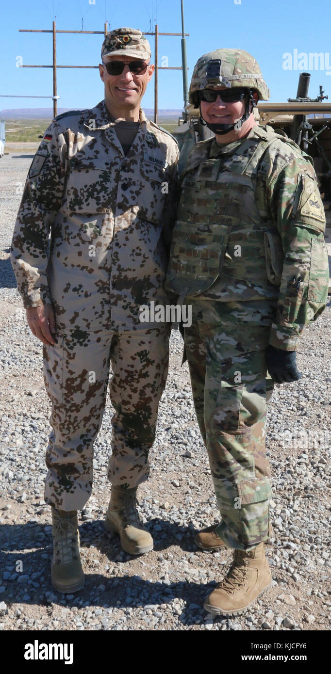 Oberst Robert E. Lee Magee, Commander, 3. gepanzerte Brigade Combat Team, und Oberstleutnant Henri Neubert, Commander, German Air Force Defense Center, Fort Bliss, Texas, stellen bei Oro Grande Range, New Mexico, November 15. Magee eingeladen Neubert zu 3D ABCT's Möglichkeiten Erfahrungen und 1 Battalion, 77th Armored Regiment der M1A2 Abrams Panzer live Fire Training. (U.S. Armee Foto: Staff Sgt. Felicia Jagdatt) Stockfoto