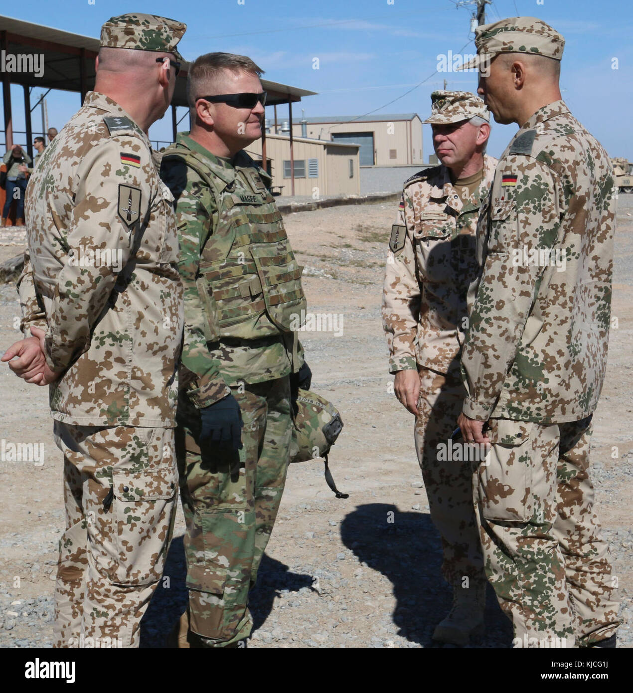 Oberst Robert E. Lee Magee, Commander, 3. gepanzerte Brigade Combat Team, und Oberstleutnant Henri Neubert, Commander, Deutsche Luftwaffe Luftverteidigung Center, Fort Bliss, Texas, die M1A2 Abrams Tank bei Oro Grande Range, New Mexico, November 15 diskutieren. Magee eingeladen Neubert zu 3D ABCT's Möglichkeiten Erfahrungen und 1 Battalion, 77th Armored Regiment der M1A2 Abrams Panzer live Fire Training. (U.S. Armee Foto: Staff Sgt. Felicia Jagdatt) Stockfoto