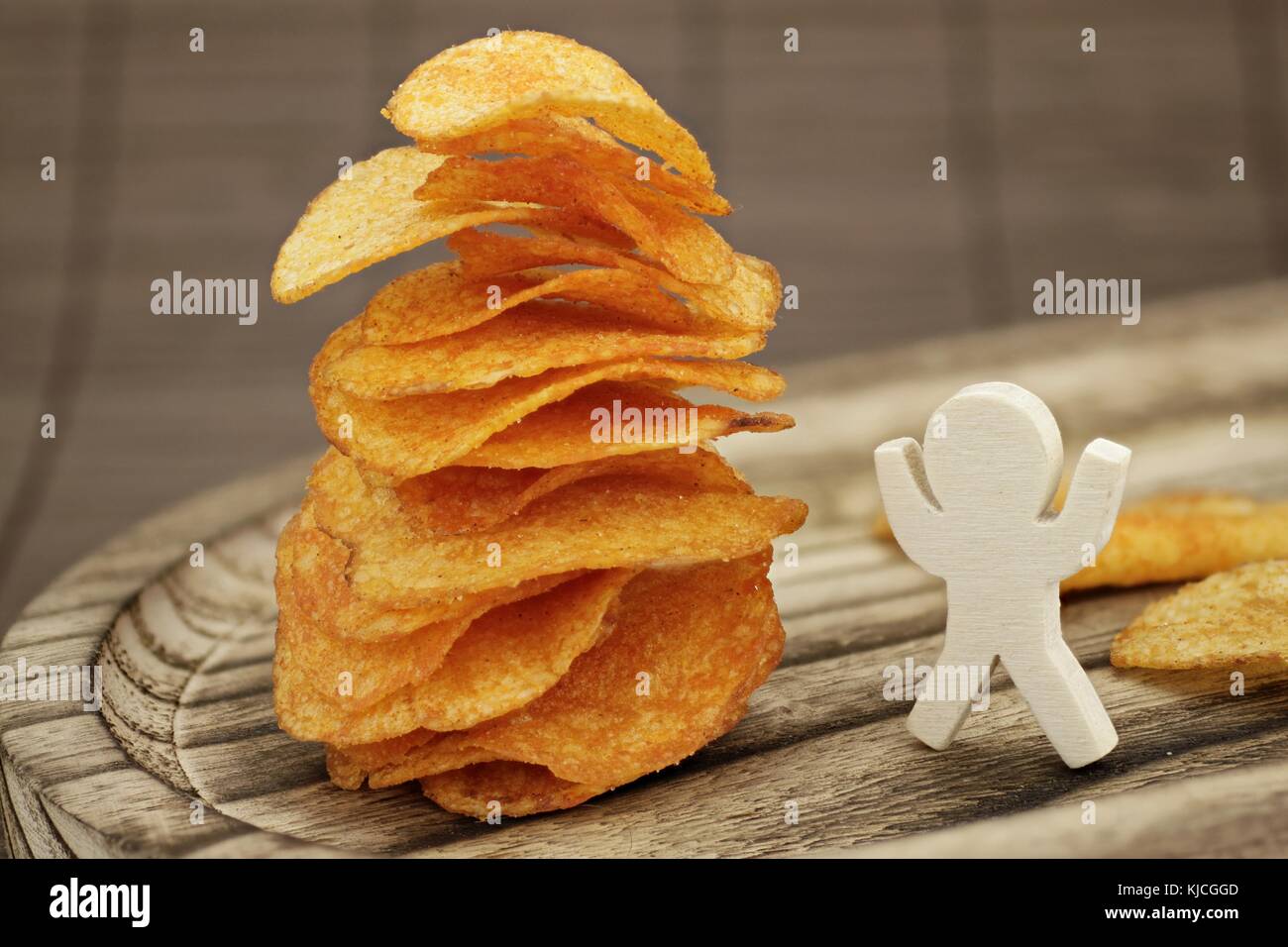 Holz- männlichen genießt eine große Chips Stapel Stockfoto