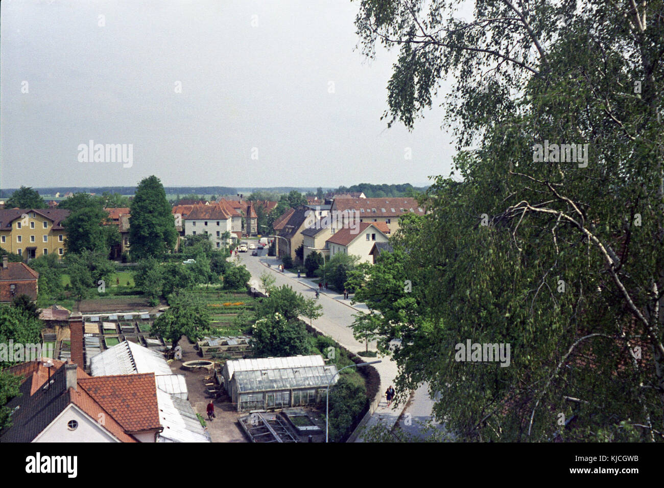 Ein Foto von Neuendettelsau, speziell Wilhelm Loehe Str., das die Straße und die Umgebung zeigt. Das Bild zeigt die historische Umgebung und die architektonischen Merkmale der Gegend und spiegelt den Charakter der Stadt wider. Stockfoto