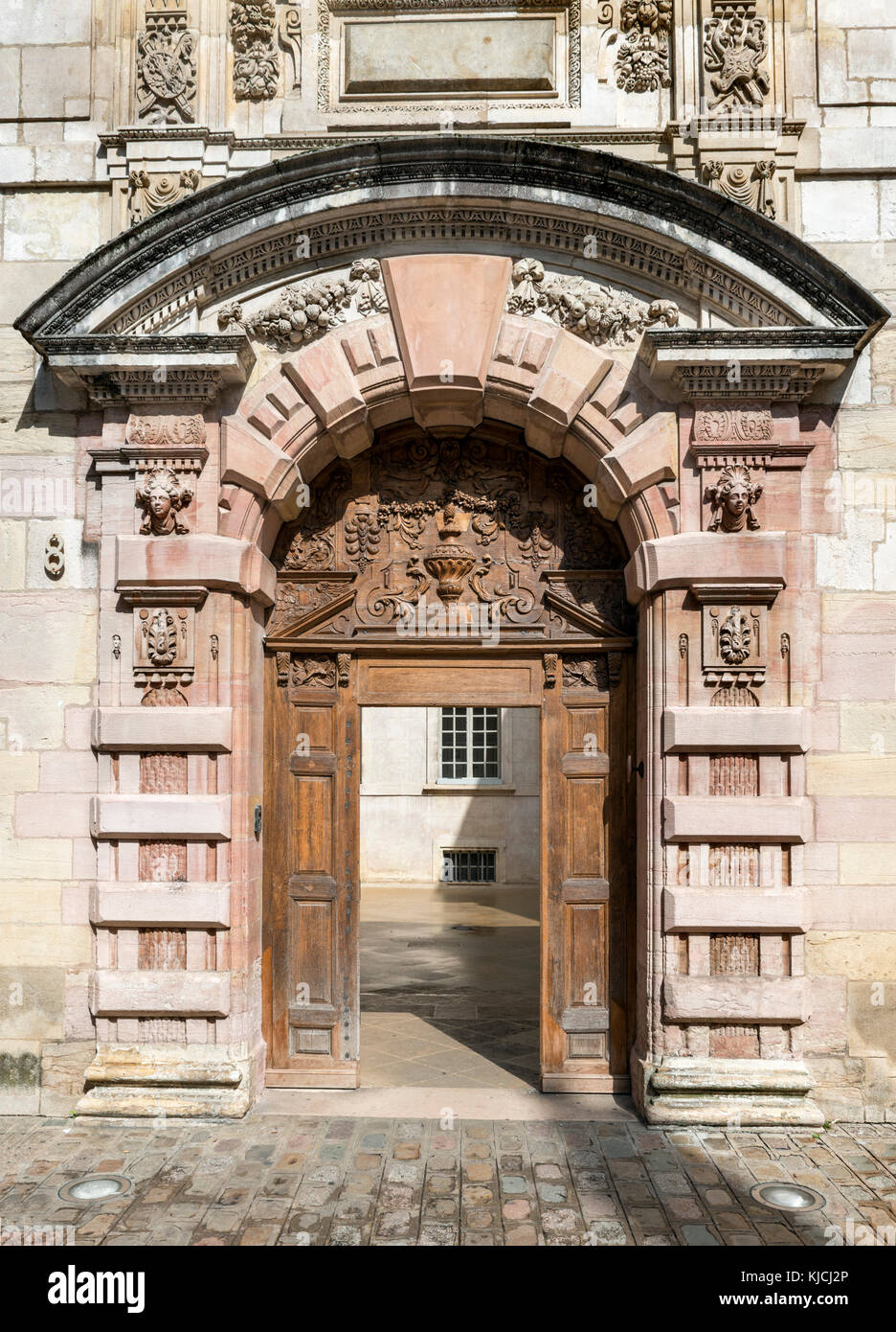 6 Bis Rue De La Chouette Dijon Geschnitzte Tür des 17 thc Hotel de Vogue in der Rue de la Chouette,  Quartier Notre Dame, Dijon, Côte-d'Or, Burgund, Frankreich Stockfotografie  - Alamy