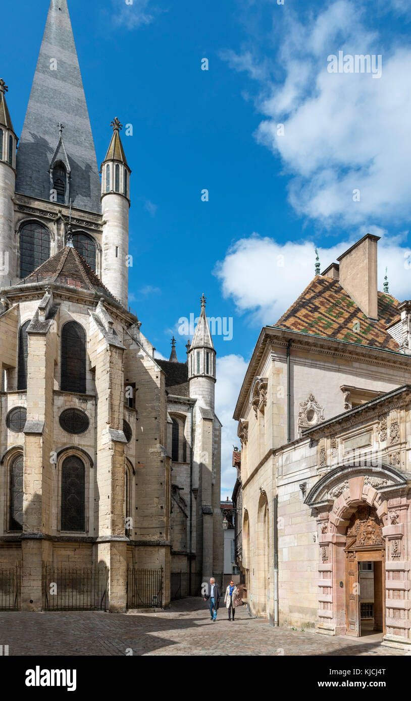 Hinten in der Kirche von Notre-Dame de Dijon (Eglise Notre-Dame) und dem Hotel De Vogue, Rue de la Chouette, Dijon, Côte-d'Or, Burgund, Frankreich Stockfoto
