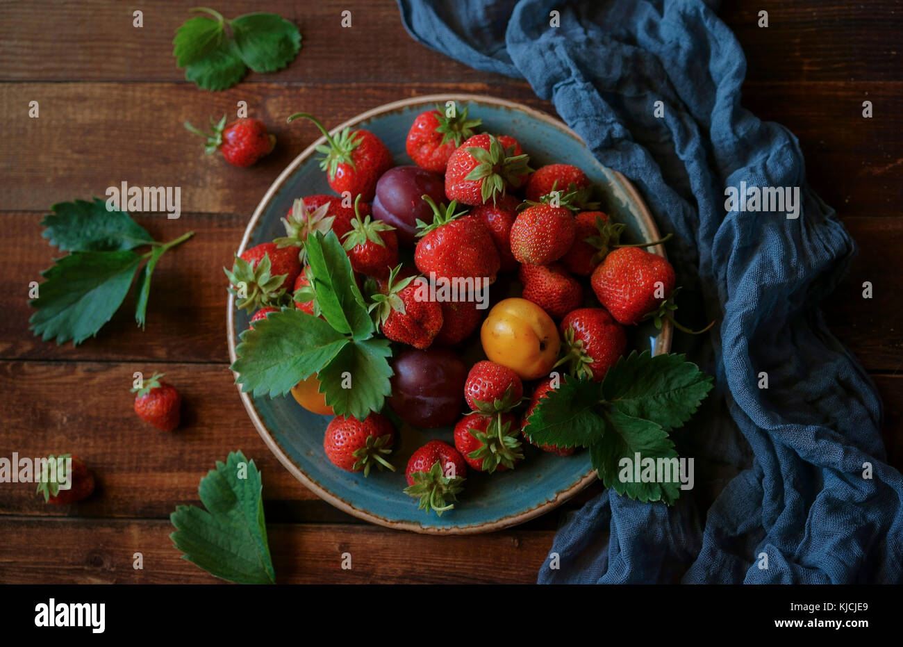 Erdbeeren und Pflaumen auf Platte Stockfoto