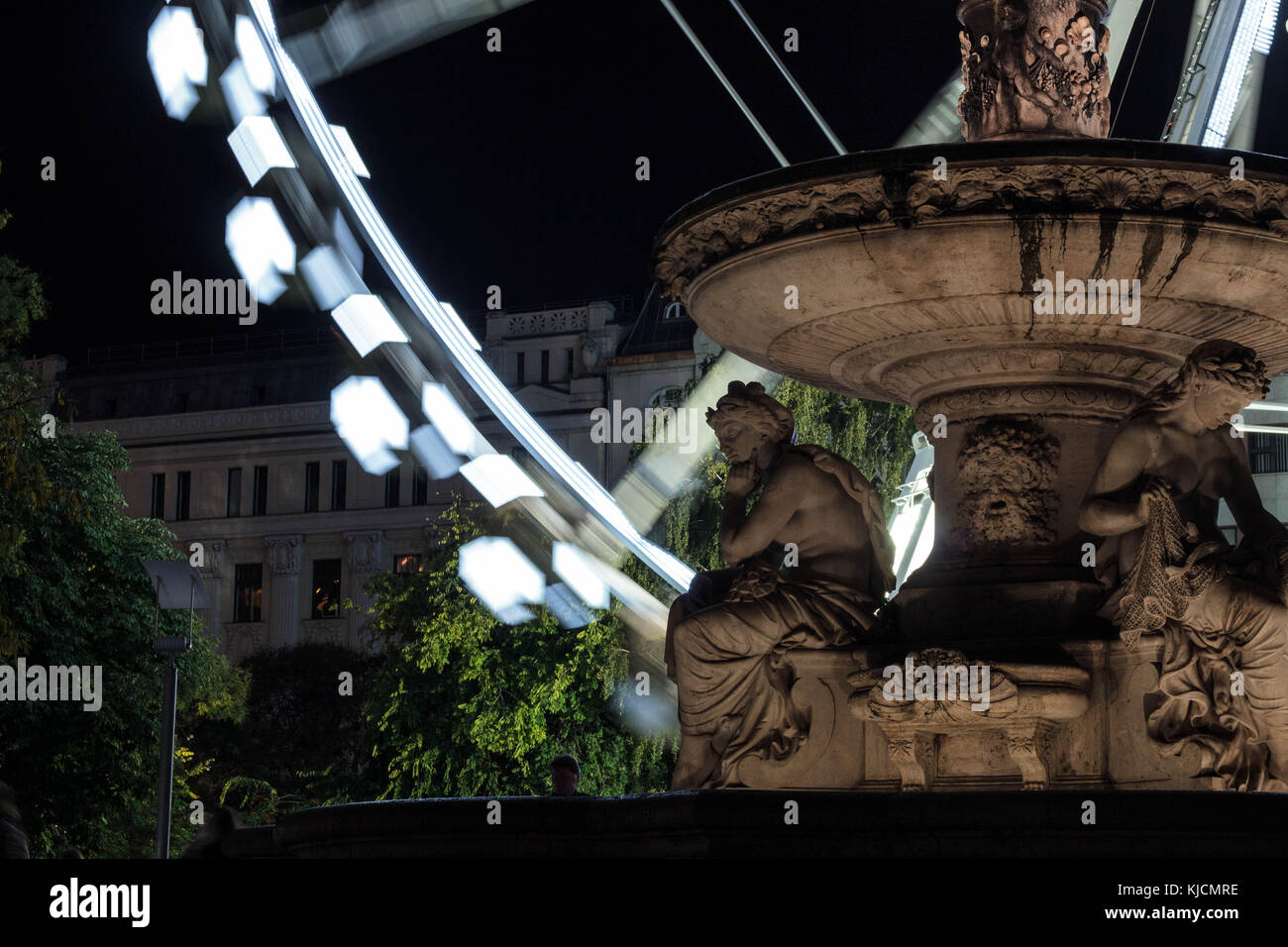 Aufnahme eines Brunnens in Dead Ter in Budapest, mit dem Budapester Auge Ferris Rad hinter, lieben die lange Belichtung. Stockfoto