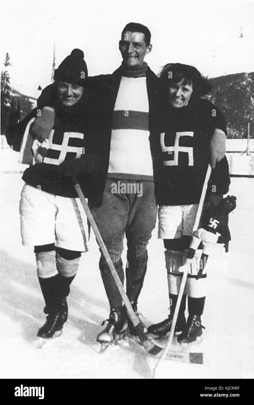 Fernie Hakenkreuze mit Maskottchen Puppe Stockfoto