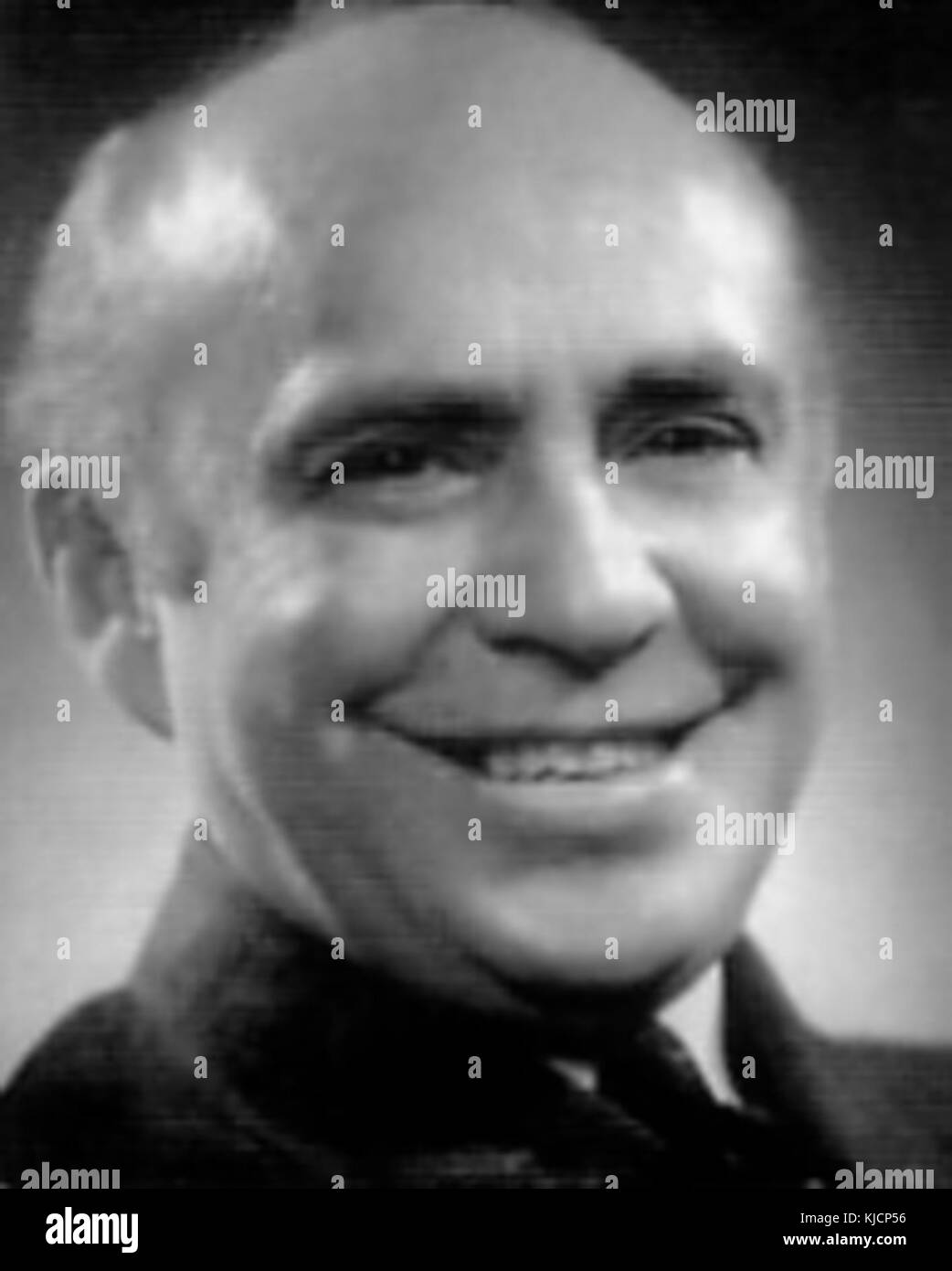 Ein Porträt von Fred Barry aus dem Jahr 1945, das die Essenz des Stils der Mitte des 20. Jahrhunderts einfängt. Das Foto hebt Barrys Merkmale und den historischen Kontext der Zeit hervor. Stockfoto