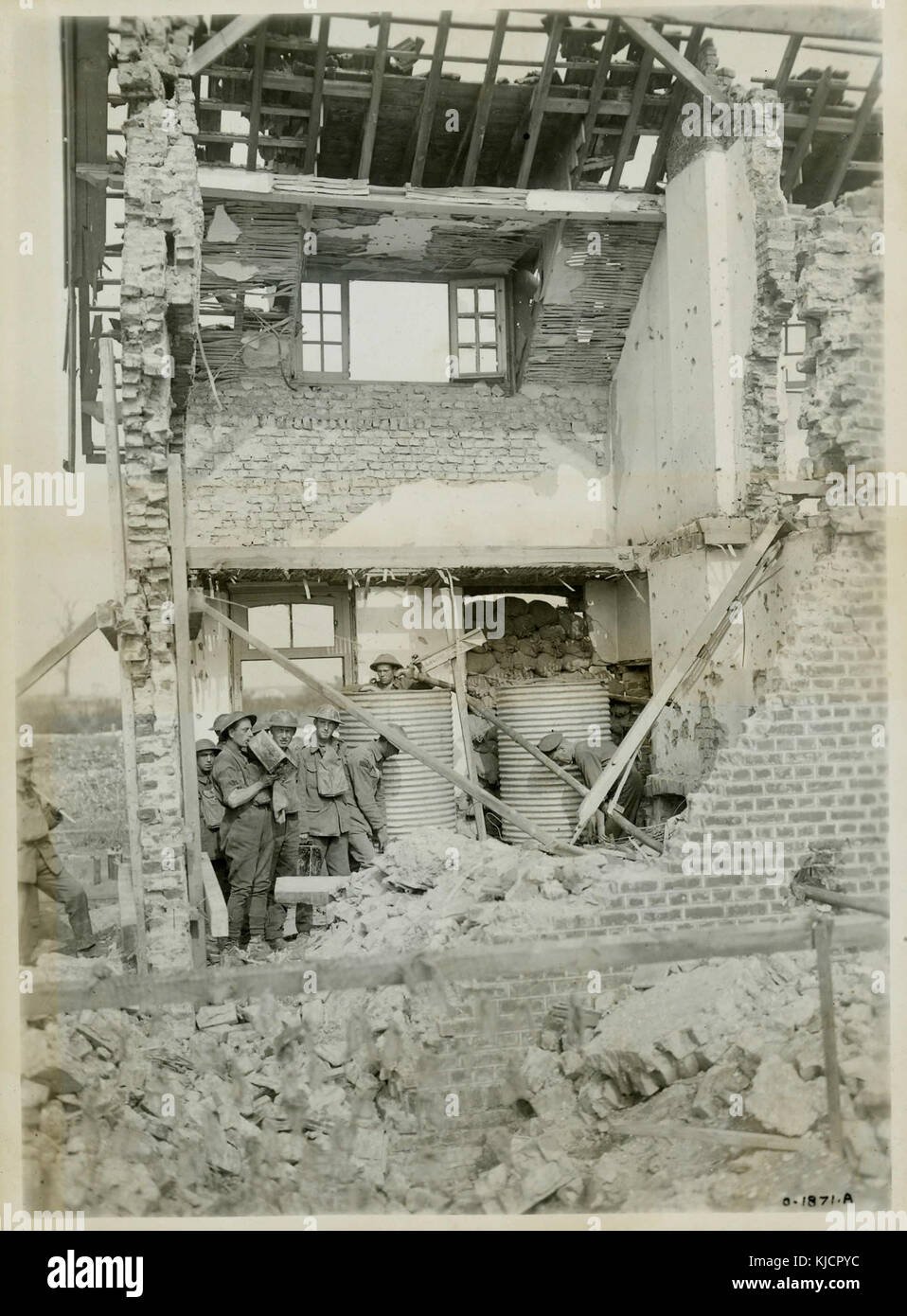 Hill 70 Wassertanks in zerstörten Haus Stockfoto