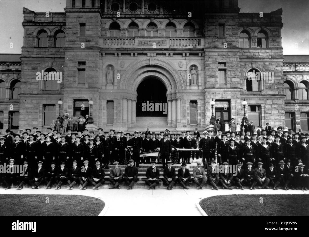 Dieses Foto zeigt das Personal der Royal Naval Canadian Volunteer Reserve, das sich außerhalb der Legislative von British Columbia versammelt hat und ihren Militärdienst während des frühen 20. Jahrhunderts repräsentiert. Stockfoto