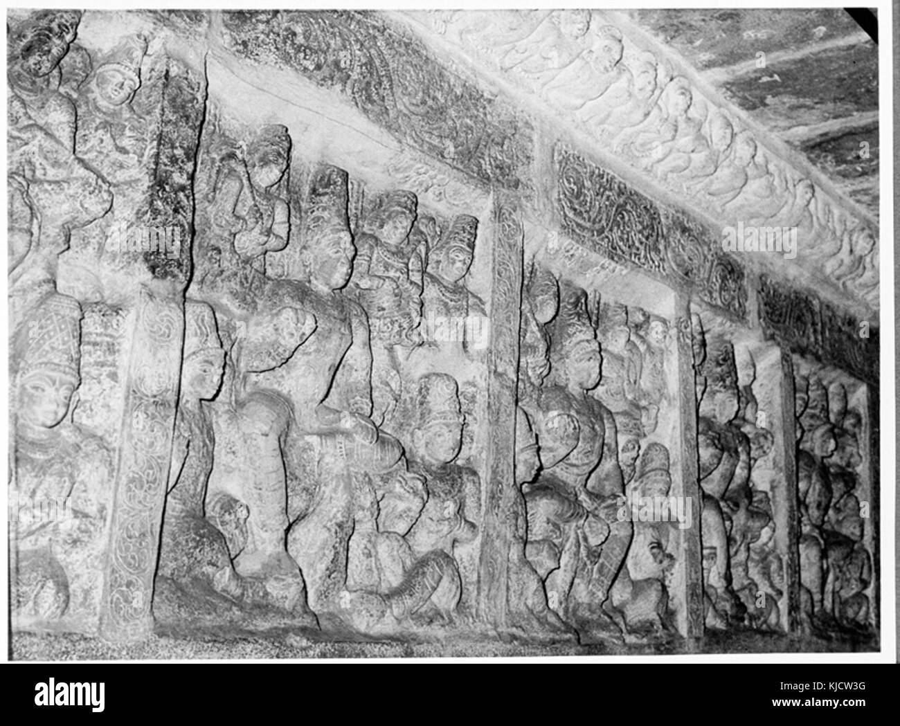 Die Skulpturen auf der Tiru Parameswara Vinnagaram Tempel zeigen bedeutende Ereignisse aus der Herrschaft der Pallavakönige. Diese detaillierten Schnitzereien dienen als historische Aufzeichnung der Zeit und ihrer kulturellen Bedeutung. Stockfoto