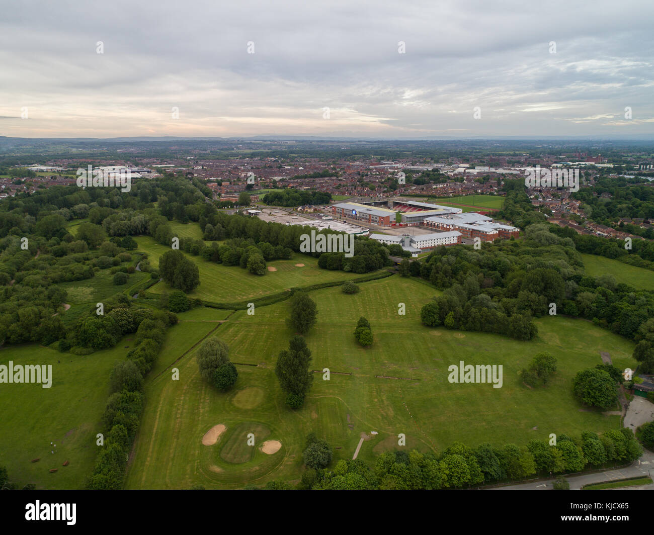 Luftaufnahme von Leigh Sports Village mit Morrisons Supermarkt und Holiday Inn Express in Leigh, Greater Manchester, England, Großbritannien Stockfoto