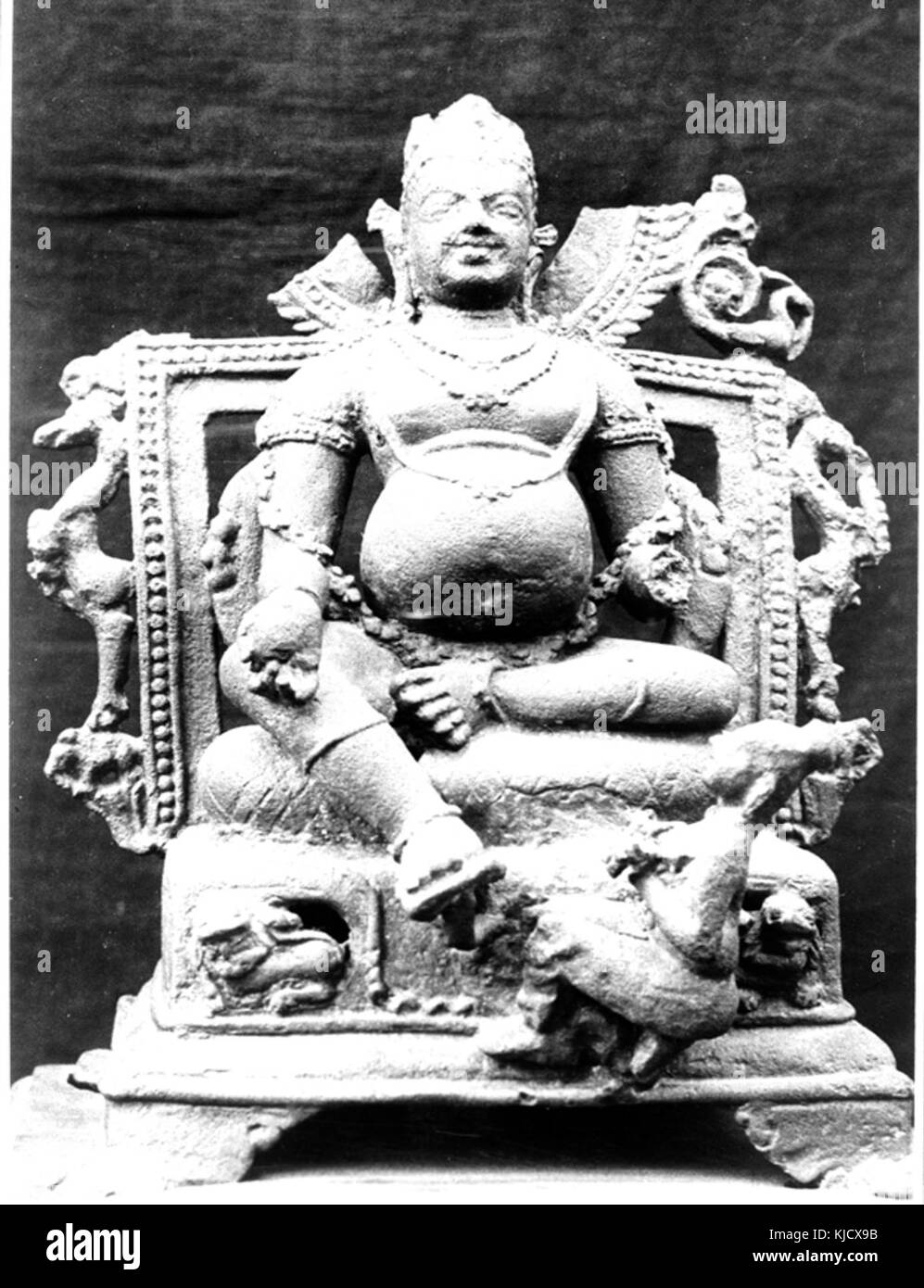 Kubera 3 ist eine Bronzeskulptur aus Nalanda, Bihar, aus dem 10. Jahrhundert n. Chr. Sie repräsentiert Kubera, den hinduistischen Gott des Reichtums, und zeigt antike indische Kunst und Metallurgie. Stockfoto Kubera 3 ist eine Bronzeskulptur aus Nalanda, Bihar, aus dem 10. Jahrhundert n. Chr. Sie repräsentiert Kubera, den hinduistischen Gott des Reichtums, und zeigt antike indische Kunst und Metallurgie. Stockfoto