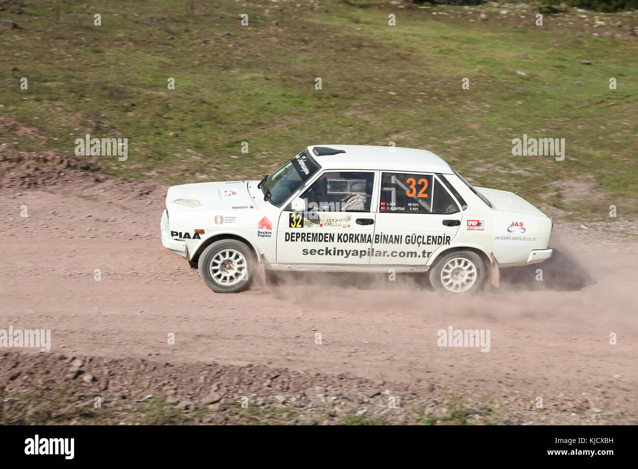 ISTANBUL, TÜRKEI - 09. SEPTEMBER 2017: Levent Gur fährt Fiat 131 bei der ISOK Istanbul Rally Stockfoto