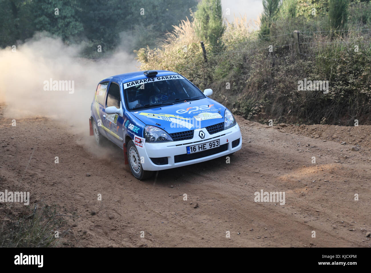 ISTANBUL, TÜRKEI - 09. SEPTEMBER 2017: Hakan Ertarman fährt Renault Clio Ragnotti bei der ISOK Istanbul Rally Stockfoto
