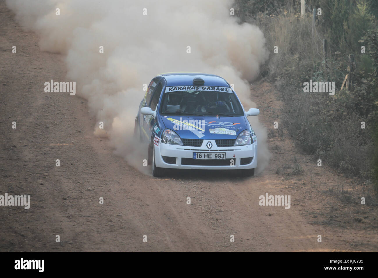 ISTANBUL, TÜRKEI - 09. SEPTEMBER 2017: Hakan Ertarman fährt Renault Clio Ragnotti bei der ISOK Istanbul Rally Stockfoto