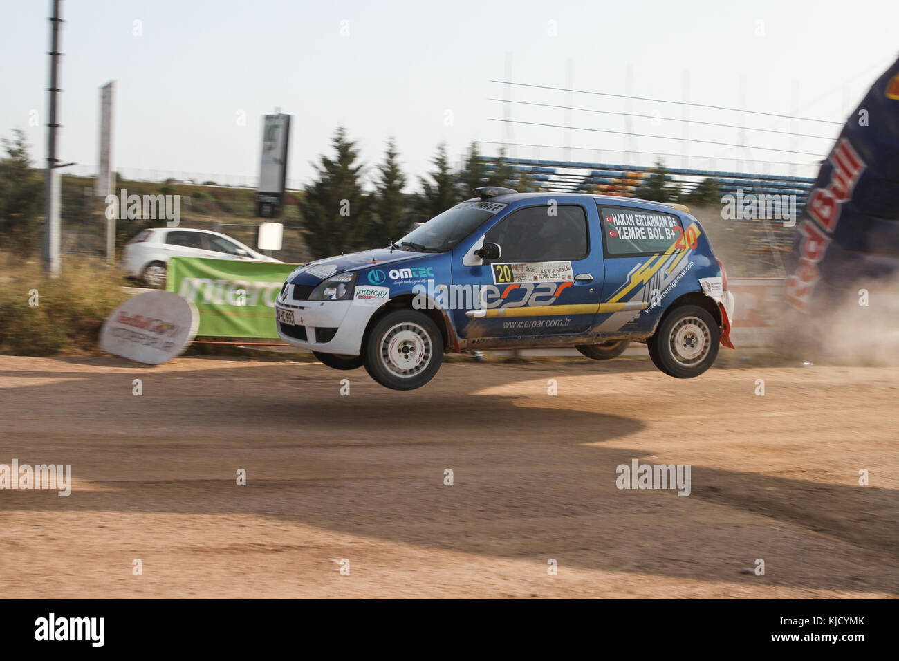 ISTANBUL, TÜRKEI - 10. SEPTEMBER 2017: Hakan Ertarman fährt Renault Clio Ragnotti bei der ISOK Istanbul Rally Stockfoto