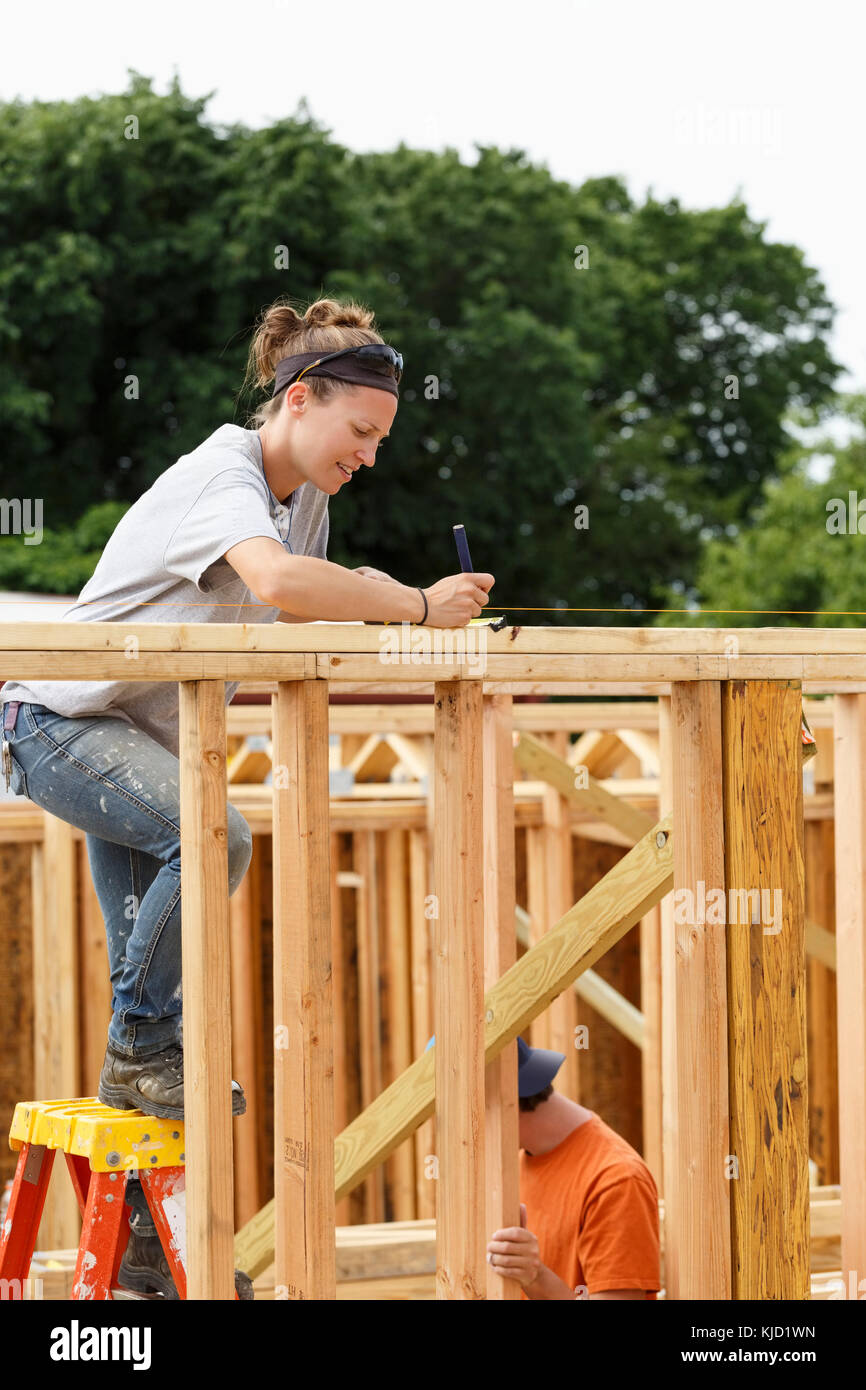 Kaukasische Frau messen an der Baustelle Stockfoto