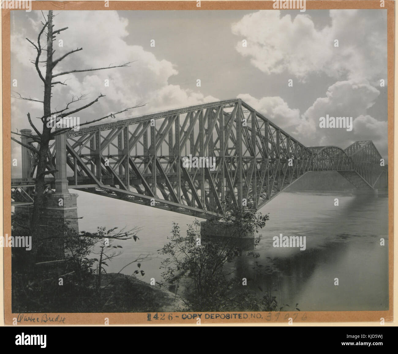 Dies bezieht sich auf die Québec Bridge, eine historische Stahlfreischwingbrücke in Kanada. Sie ist ein Wahrzeichen der Ingenieurskunst und ein wichtiges Beispiel für den Brückenbau. Stockfoto
