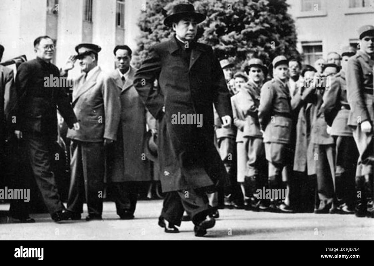 Zhou Enlai, der erste Premierminister der Volksrepublik China, wird auf einem diplomatischen Treffen in Genf gesehen. Seine Teilnahme an internationalen Konferenzen Mitte des 20. Jahrhunderts trug zur Gestaltung der chinesischen Außenbeziehungen bei. Stockfoto