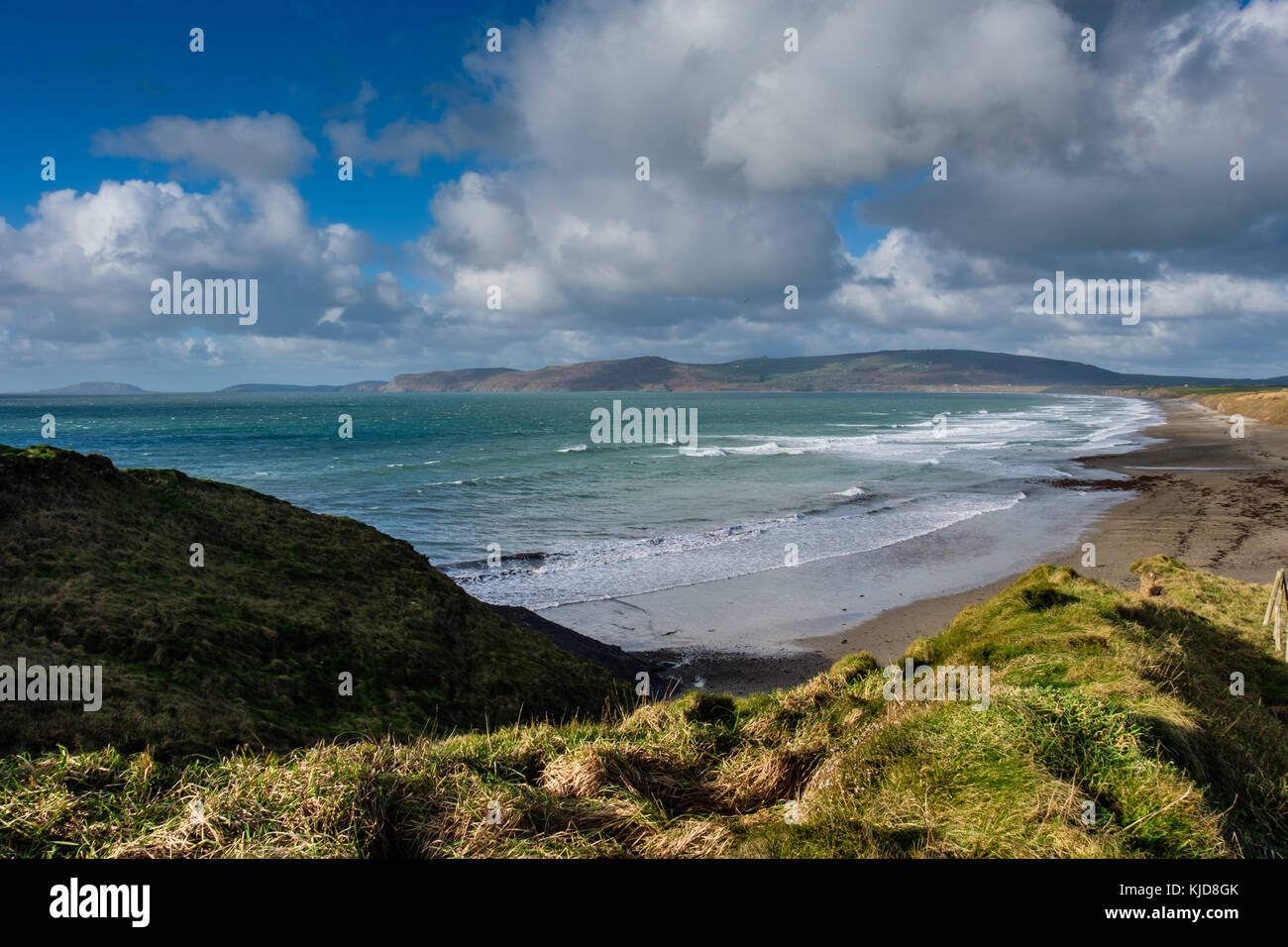 Wellen auf Hell's Mouth brechen, oder Porth Neigwl Beach in der Nähe von Abersoch, Llyn Halbinsel, Gwynedd, Wales Stockfoto