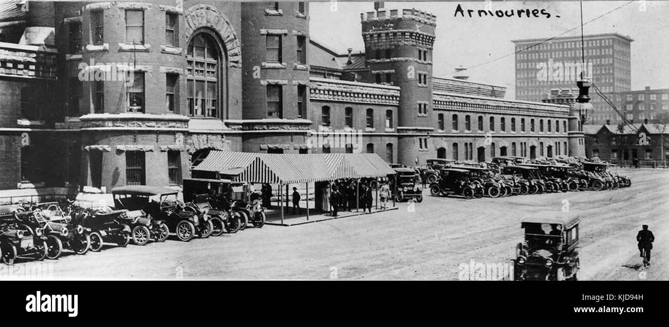 Autos vor Toronto Armouries 1913 geparkt Stockfoto