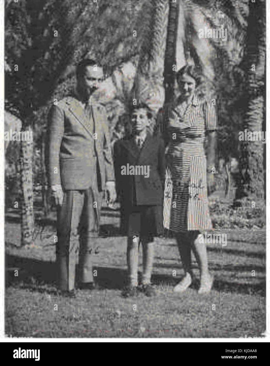 König Faisal II. mit seinem Onkel und eine Erzieherin Stockfoto