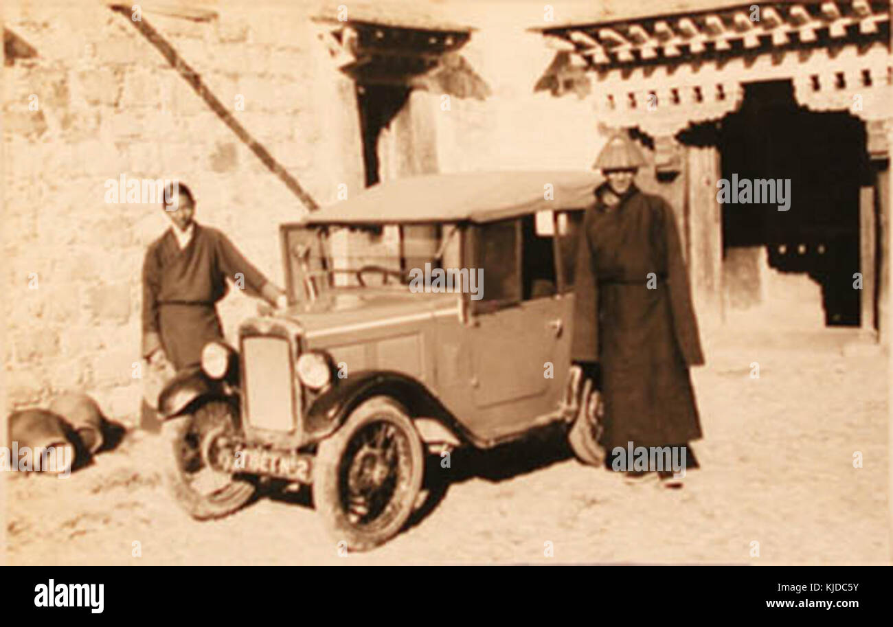 Kunphela und Tashi Dhondup mit Baby Austin an Dekyi Linga 19.9.33 Stockfoto