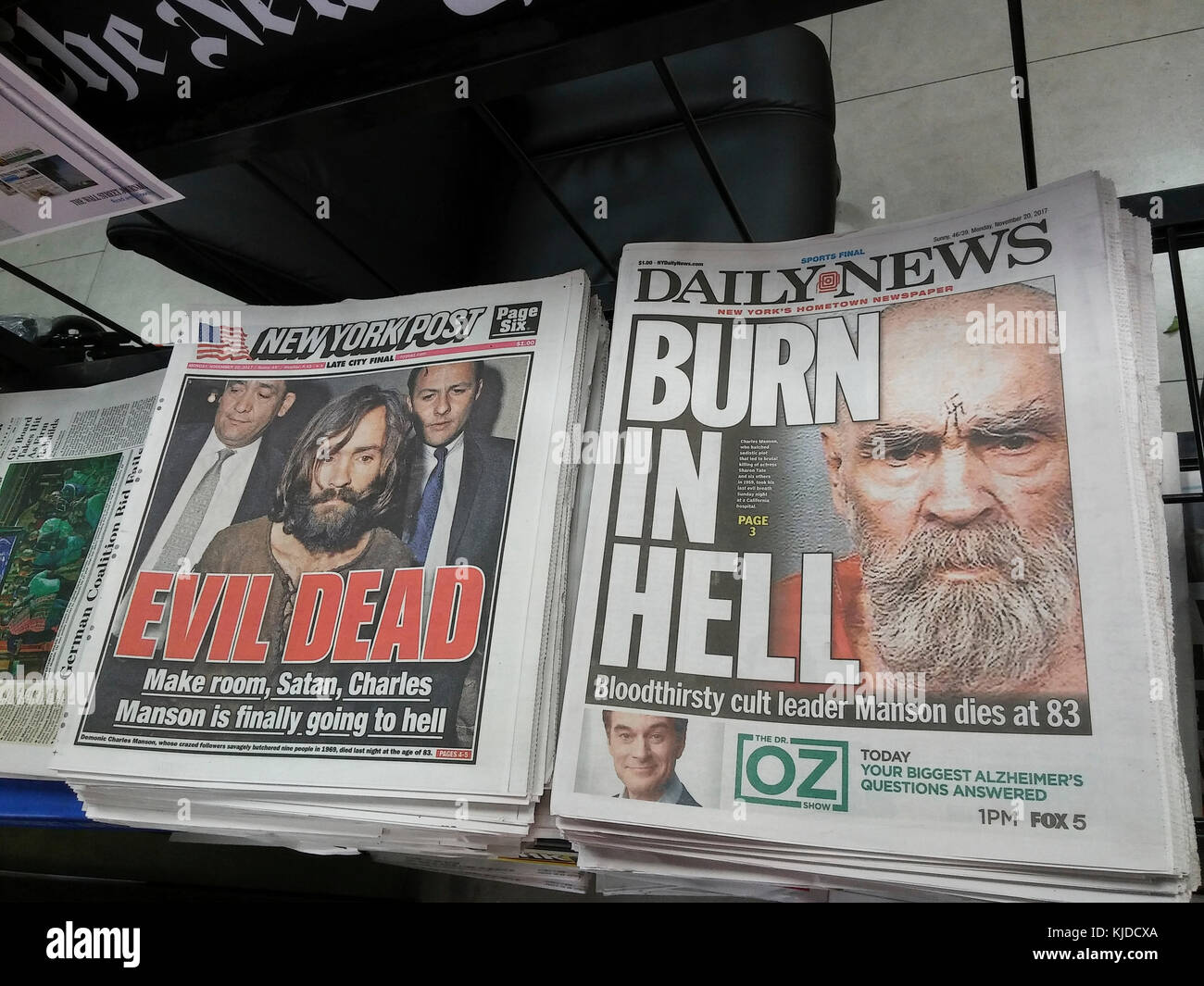 Die Schlagzeilen der New York Daily News und der New York Post am Montag, den 20. November 2017 berichten beide über den Tod des Serienmörders und Kultführers Charles Manson im Gefängnis.(© Richard B. Levine) Stockfoto