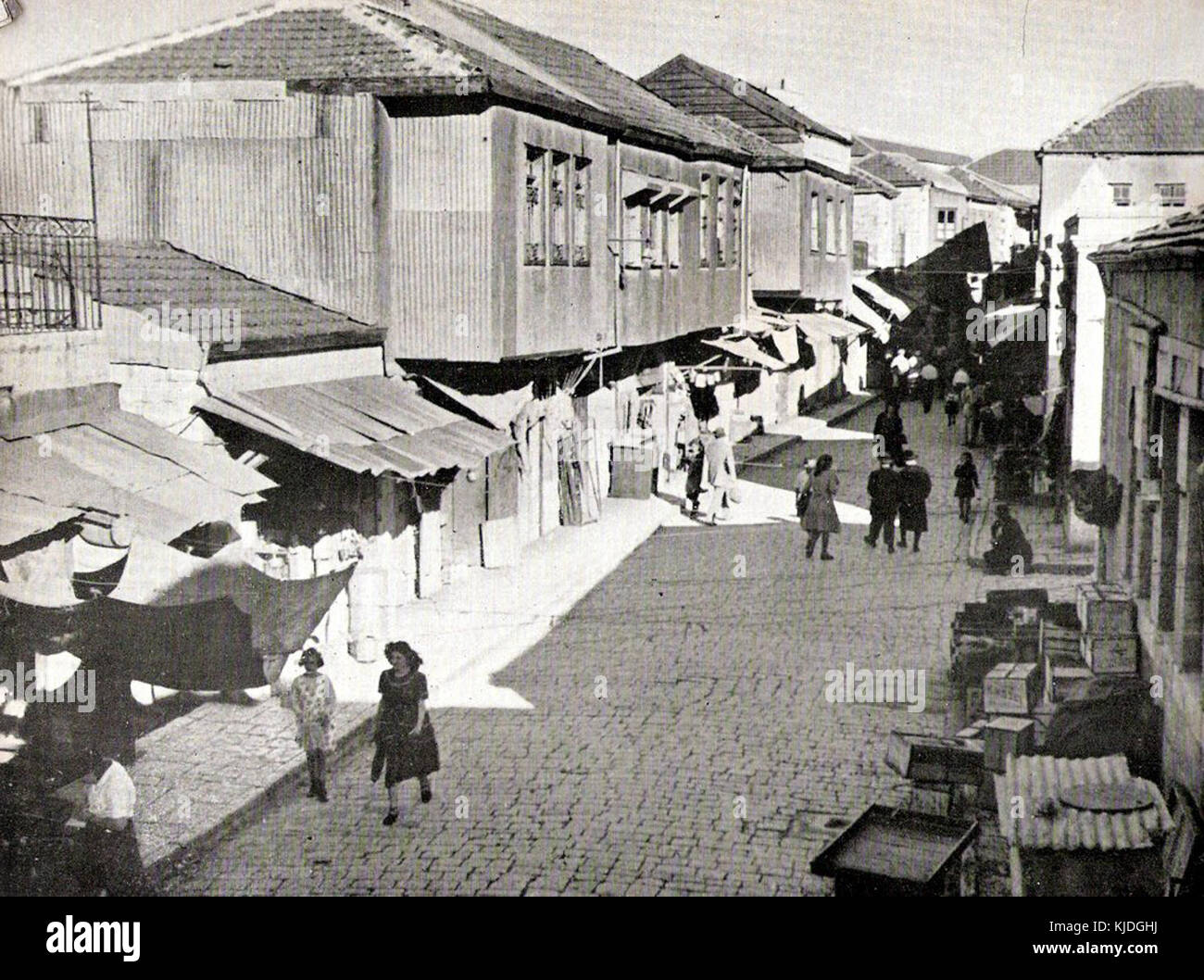 Dieses Foto aus der Zeit um 1950 zeigt 100 Shearim, ein Viertel in Jerusalem, das für sein bedeutendes jüdisches Erbe bekannt ist. Das Bild spiegelt die kulturellen und historischen Aspekte der Gegend in der Mitte des 20. Jahrhunderts wider. Stockfoto
