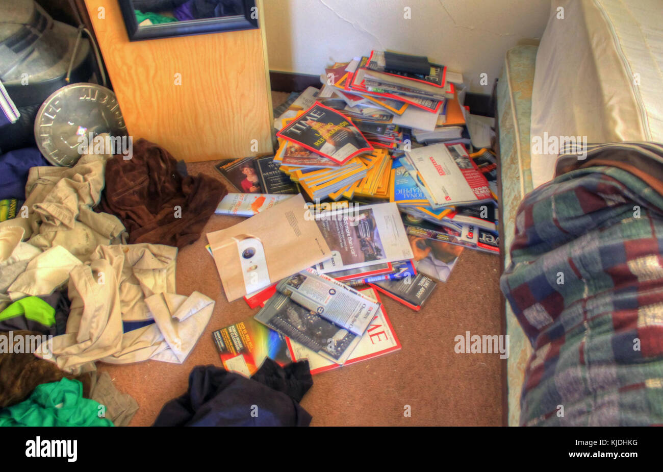 Das Bild zeigt einen Stapel von Zeitschriften und Büchern, wahrscheinlich aus dem *GFP* (General Federation of Publications), die eine Sammlung von Zeitschriften und Publikationen präsentieren. Es beleuchtet Printmedien und Lesematerialien aus einer bestimmten Zeit. Stockfoto