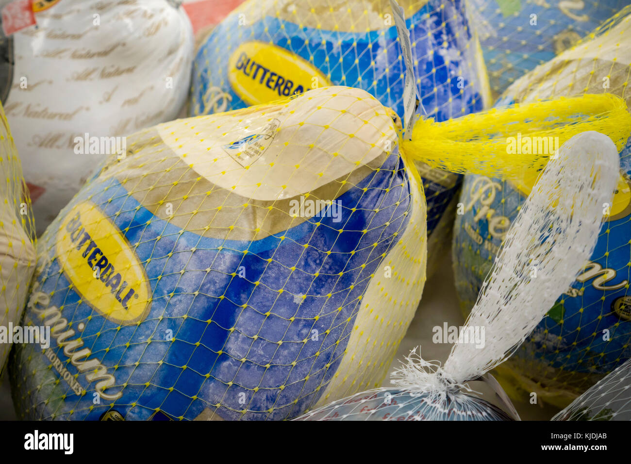 Butterball Marke gefroren Truthühner zum Verkauf in einem Supermarkt in New York am Montag, 20. November 2017. liefert der Türkei berichtet in diesem Jahr reichlich mit einem 16 Pfund Türkei kostet 1,6 Prozent weniger als im letzten Jahr und die gesamten Kosten eines Thanksgiving Mahlzeit werden soll die niedrigste seit 2013 ist, laut der American farm bureau Federation. (© Richard b. Levine) Stockfoto